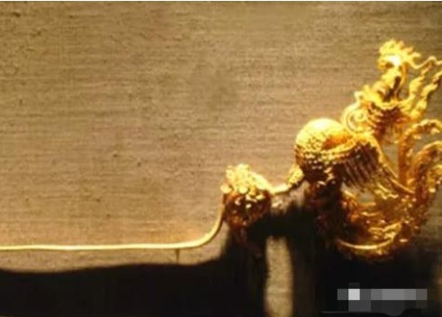 Cụ bà mang trâm vàng của Hoàng hậu Uyển Dung đi thẩm định, tiết lộ danh tính khiến ai cũng bán tín bán nghi