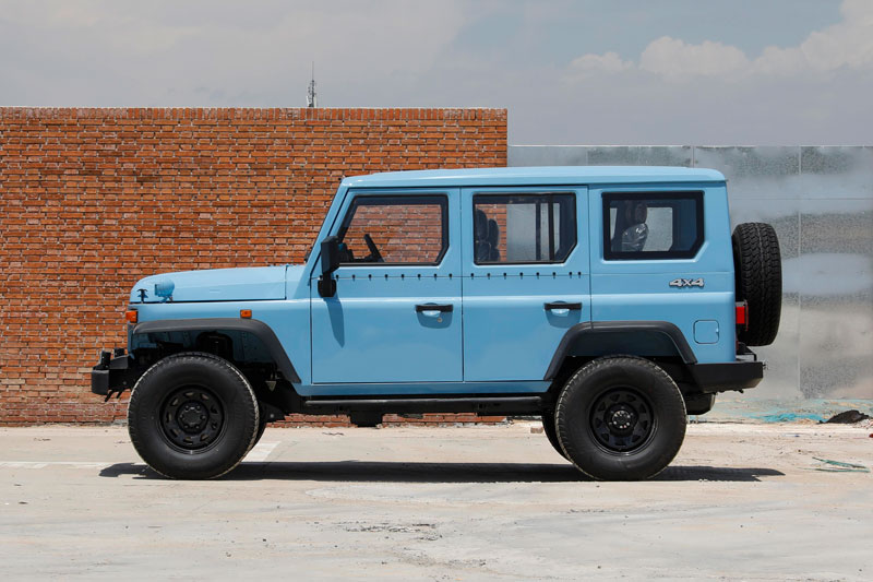 SUV địa hình thiết kế cổ điển, động cơ tăng áp, giá gần 350 triệu đồng