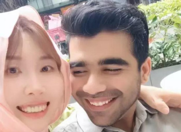 Bà mẹ 2 con được chàng trai Tây kém 10 tuổi theo đuổi, bỏ học tiến sĩ để cưới chị bằng được