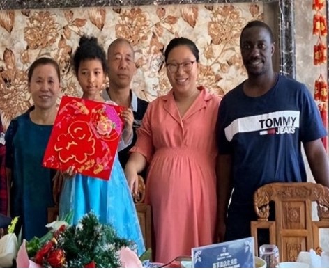 Cãi lời bố mẹ lấy chồng châu Phi, cô gái sốc nặng khi về quê chồng