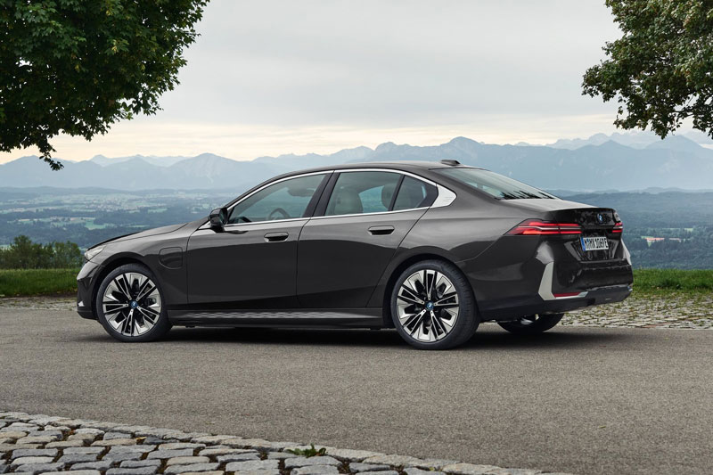 Xe sedan BMW mạnh 496 mã lực, tiêu thụ chỉ cần 1 lít xăng/100 km, giá hơn 1,6 tỷ đồng