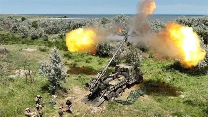 Pháo tự hành bánh lốp 2S22 Bogdana của Ukraine sẽ được sản xuất hàng loạt với nhiều biến thể, các binh sĩ Kyiv đã nói về ưu điểm vượt trội của vũ khí này trên chiến trường.