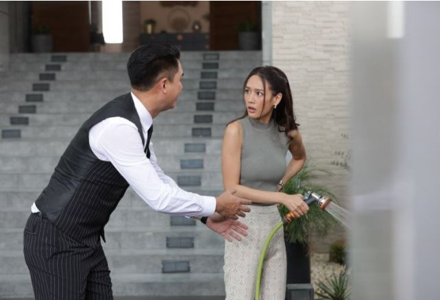 Ngày nào chồng cũng ngắm bức tranh rách trên tường, tôi lén theo dõi nào ngờ phát hiện bí mật lớn