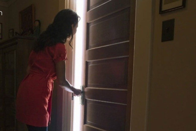 Thấy mẹ chồng bê mâm cơm vào phòng ăn một mình, lén nhìn qua khe cửa tôi bật khóc