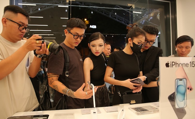 iPhone 15 hút khách bất chấp kinh tế khó khăn