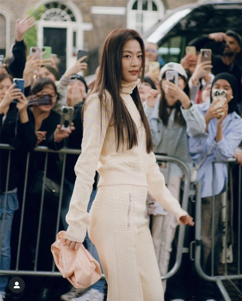 Ăn mặc đơn giản, chị đẹp U50 "vượt mặt" Song Hye Kyo từ sắc vóc đến phong cách - 2