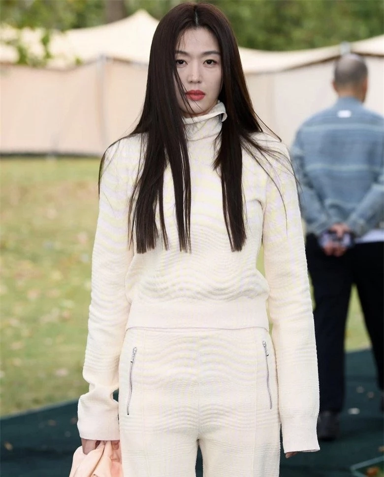 Ăn mặc đơn giản, chị đẹp U50 "vượt mặt" Song Hye Kyo từ sắc vóc đến phong cách - 3
