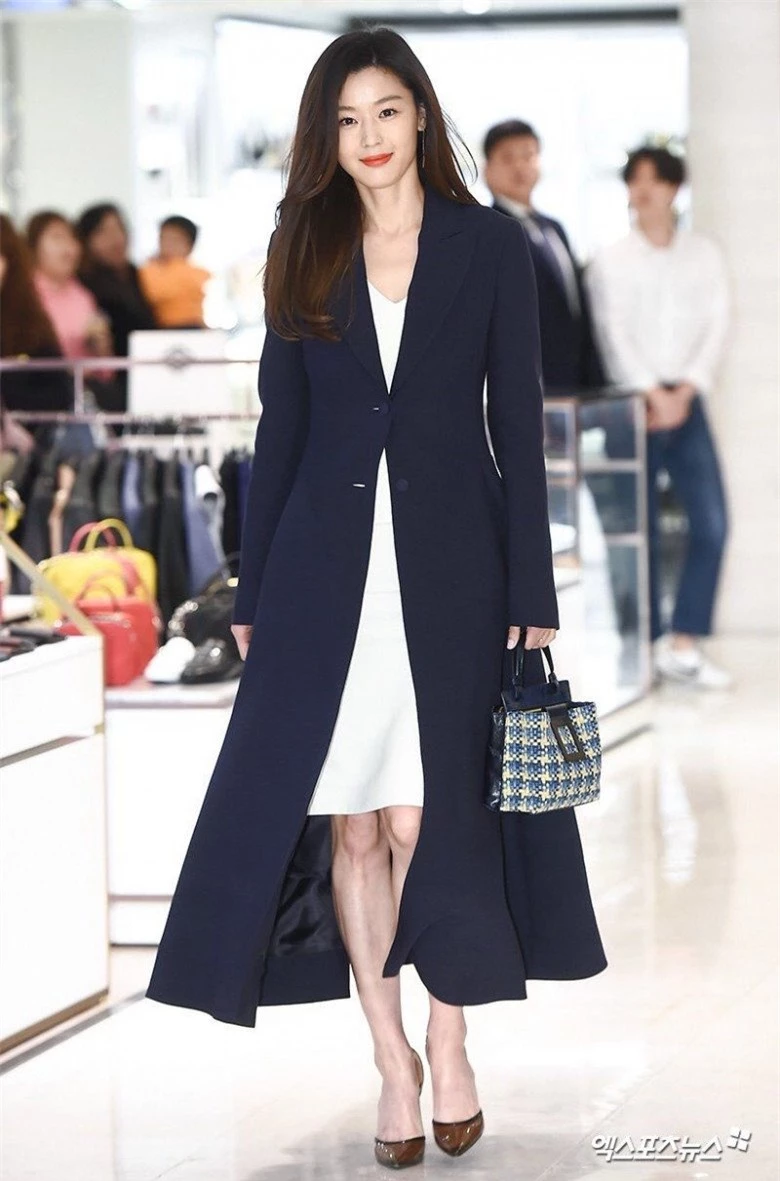Ăn mặc đơn giản, chị đẹp U50 "vượt mặt" Song Hye Kyo từ sắc vóc đến phong cách - 5