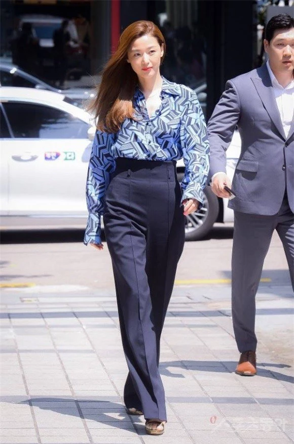 Ăn mặc đơn giản, chị đẹp U50 "vượt mặt" Song Hye Kyo từ sắc vóc đến phong cách - 6