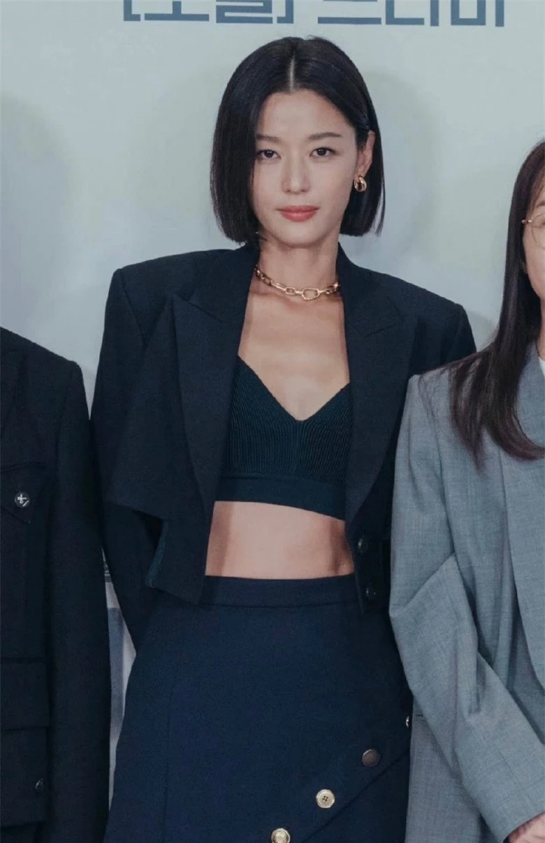 Ăn mặc đơn giản, chị đẹp U50 "vượt mặt" Song Hye Kyo từ sắc vóc đến phong cách - 8