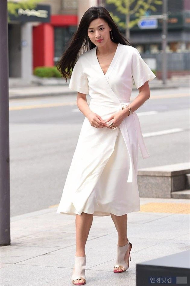 Ăn mặc đơn giản, chị đẹp U50 "vượt mặt" Song Hye Kyo từ sắc vóc đến phong cách - 9
