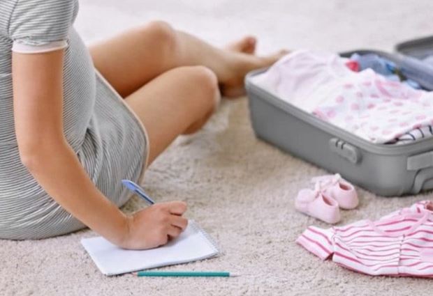 Cưới 5 năm mới mang bầu, mẹ chồng tuyên bố thưởng lớn nhưng thấy túi đồ trên tay bà, tôi tức đỏ mặt