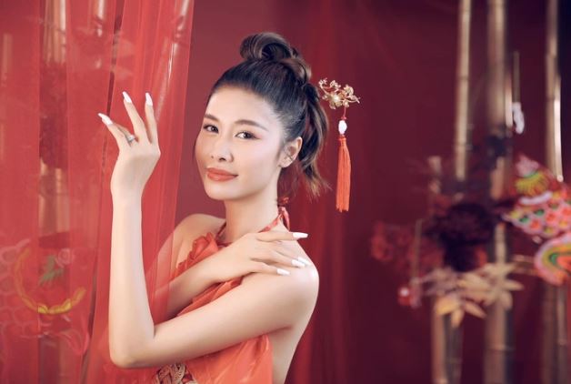 Bà xã Đăng Khôi hóa Hằng Nga xinh đẹp, hé lộ điều bất ngờ về con trai 11 tuổi