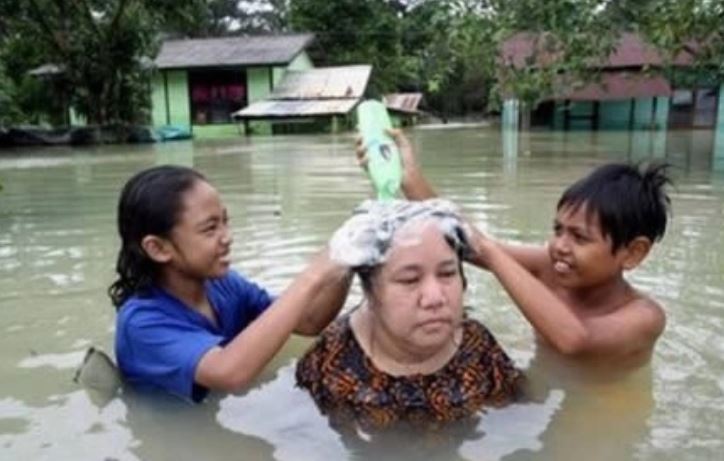 Những hình ảnh “cười chảy nước mắt” chỉ có thể bắt gặp vào ngày mưa ngập