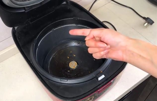 2 thứ trên nồi cơm điện cặn bẩn đóng thành mảng, biết cách vệ sinh đúng, tiền điện giảm 1 nửa