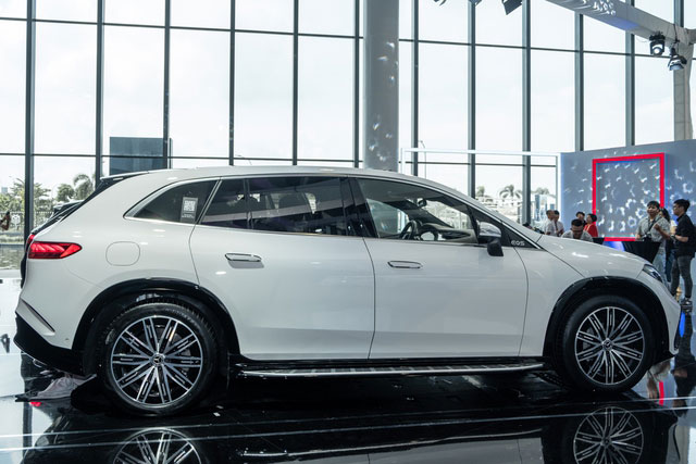 Cận cảnh Mercedes-Benz EQS SUV giá 4,999 tỷ tại Việt Nam: Nhiều công nghệ nhất phân khúc, sạc đầy đủ chạy Hà Nội - Huế