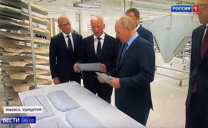 Trong chuyến thăm của Tổng thống Nga Vladimir Putin tại nhà máy sản xuất của công ty Aeroscan, một chiếc máy bay không người lái tấn công mới đã xuất hiện, đó chính là UAV cảm tử tầm xa Italmas.