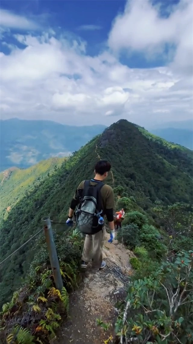 Khung cảnh "đứng tim" khi đi trên sống lưng khủng long Tà Xùa khiến nhiều người xem clip thôi đã thấy "tim đập chân run" - Ảnh 2.