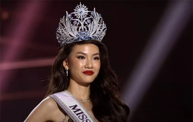 Style đời thường của Bùi Quỳnh Hoa - Miss Universe Vietnam 2023: Từ nữ tính, quyến rũ đến trẻ trung đều đủ cả - Ảnh 1.