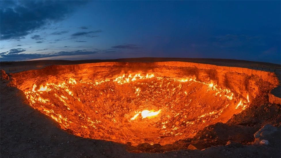 Vì sao các nhà khoa học muốn lấp 'Cổng địa ngục' cháy 50 năm nhưng không thể làm được? - Ảnh 1.