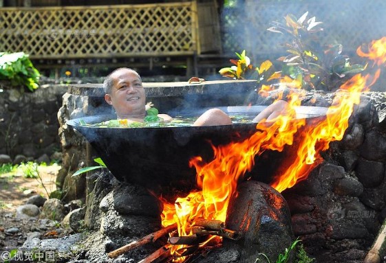 Tưởng chỉ là clip hài, hóa ra việc tắm trong chảo đun nóng là hoàn toàn có thật