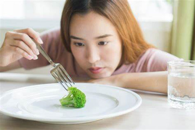 9 tác hại của việc nhịn ăn giảm cân đối với sức khỏe