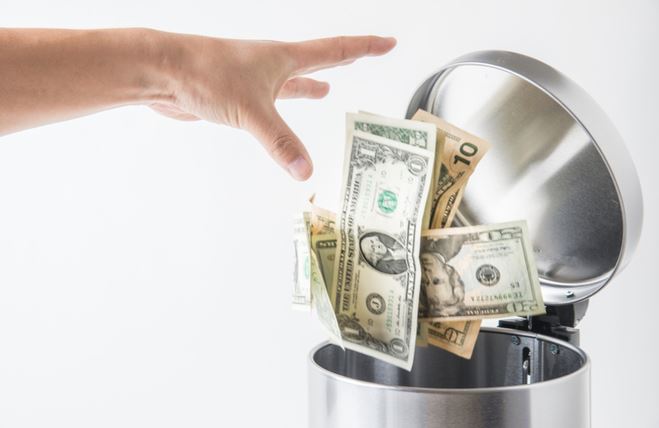 5 kiểu tiêu tiền nhìn là biết ngay của người nghèo: Số 3 cả nam và nữ mắc phải nhiều nhất