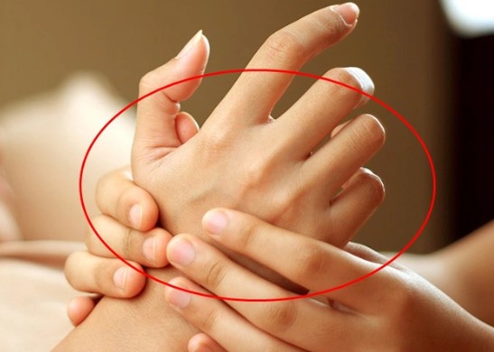 4 bộ phận trên cơ thể to ra, 2 chỗ ngày càng bé đi là dấu hiệu ung thư giai đoạn cuối: Đi khám càng sớm, cơ hội điều trị khỏi càng cao