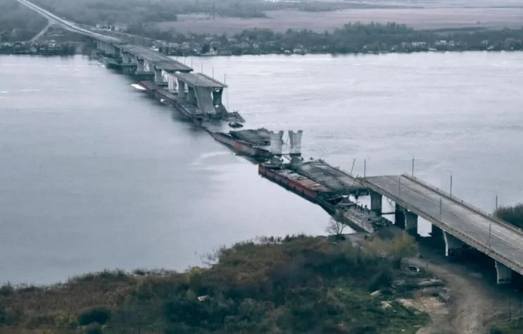 Cầu Antonivsky bắc qua sông Dnepr ở Kherson bị phá hủy. Ảnh: AP.