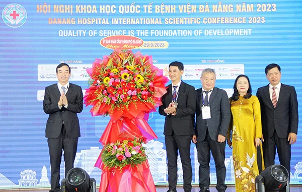 Chủ tịch UBND TP Đà Nẵng tặng hoa chúc mừng Ban lãnh đạo cùng tập thể cán bộ, nhân viên BV Đà Nẵng nhân hội nghị khoa học quốc tế BV Đà Nẵng năm 2023.