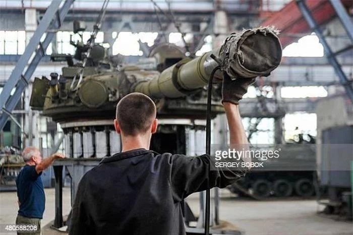 Được giới thiệu bởi Nhà máy Kirov, T-80 là dòng xe tăng chiến đấu chủ lực hàng đầu, chính thức được đưa vào thành phần tác chiến của Quân đội Liên Xô từ năm 1976.