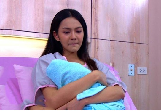 Mẹ kế lên chăm con dâu ở cữ, khi bà về quê tôi sững sờ nghe vợ tiết lộ bí mật