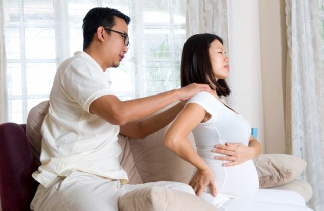 Ôm bụng bầu vượt mặt đi tiếp khách, tôi choáng váng thấy chồng giám đốc đang làm bồi bàn