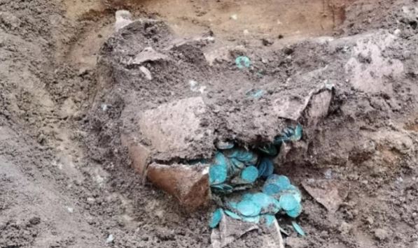 Đào đất lại đụng vỡ chiếc vại, người nông dân vô tình tìm thấy kho báu lớn nhất