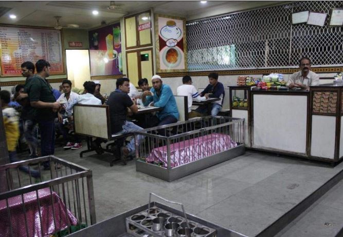 Khám phá nhà hàng nằm trong nghĩa địa, thực khách ăn uống cạnh các ngôi mộ