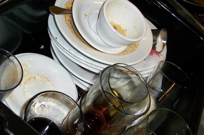 1 hành động nhỏ khi rửa bát có thể khiến vi khuẩn tăng 480.000 lần, nhiều nhà vẫn vô tư làm mà không hề biết