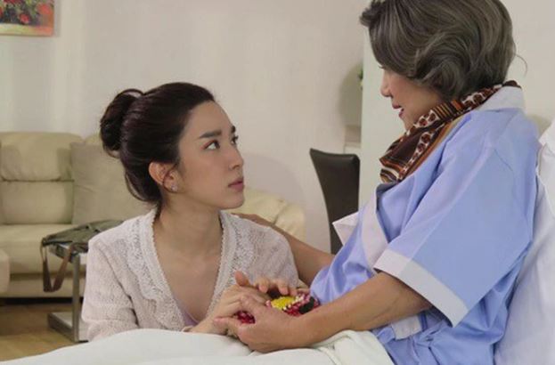 Về thăm mẹ chồng cũ ốm, bà ghé sát tai thều thào 8 từ giúp tôi đổi đời