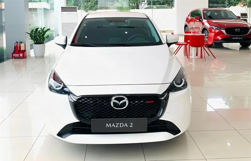 Cận cảnh Mazda2 2023 tại đại lý: Nâng cấp nhẹ về thiết kế, tăng giá bán 335502