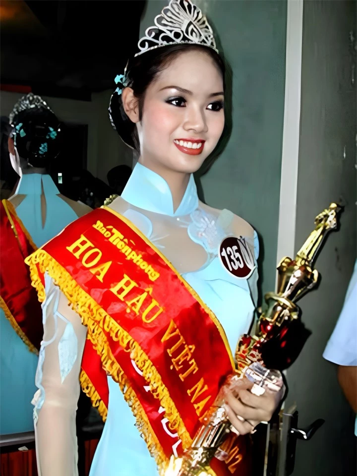 Mai Phương đăng quang Hoa hậu Việt Nam khi mới 17 tuổi.