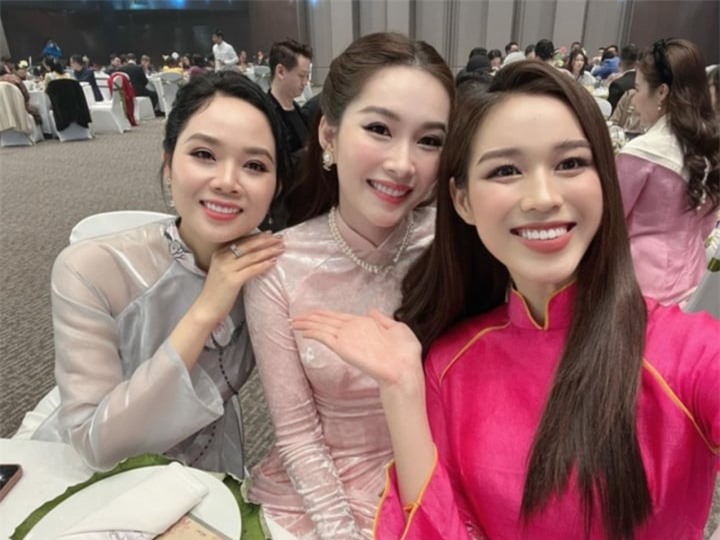 Cô cũng có mối quan hệ thân thiết với những Hoa hậu thế hệ sau.