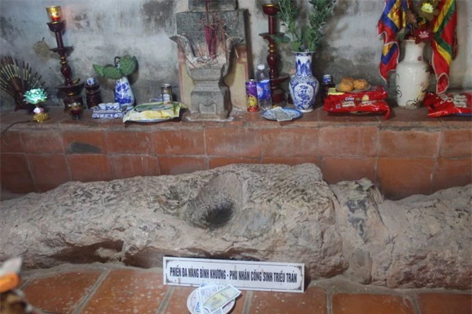  Phiến đá in hình đầu người và hai bàn tay được thờ tại hậu cung của ngôi đền 