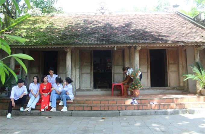 Du khách tham quan đền thờ nàng Bình Khương (Vĩnh Lộc, Thanh Hóa)