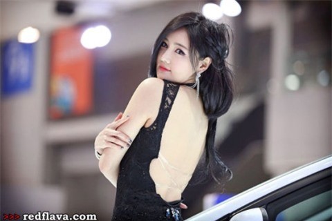 Váy ren gợi cảm bên Ford Focus ảnh 10