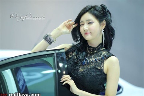 Váy ren gợi cảm bên Ford Focus ảnh 15