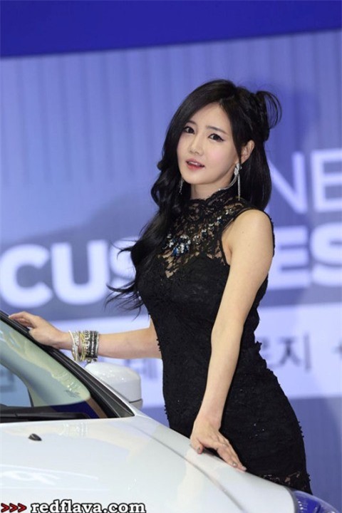 Váy ren gợi cảm bên Ford Focus ảnh 3