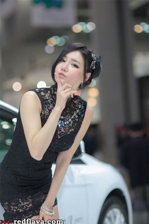 Váy ren gợi cảm bên Ford Focus ảnh 5