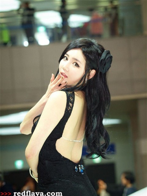 Váy ren gợi cảm bên Ford Focus ảnh 9