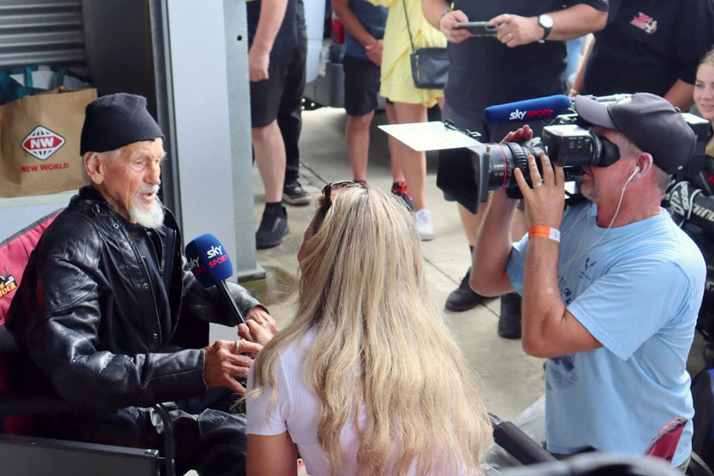 Cụ ông 97 tuổi lập kỷ lục tay đua mô tô già nhất thế giới