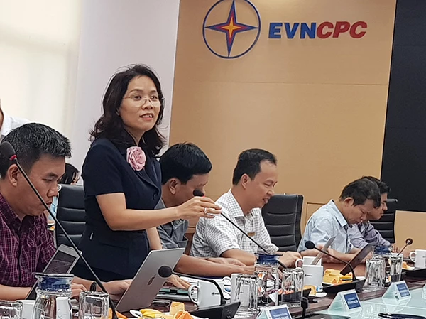 Bà Lê Thị Phương Cẩm, Phó Tổng giám đốc EVNCPC trao đổi với báo chí về việc chuyển ngày ghi chỉ số công tơ điện về ngày cuối tháng trên địa bàn 13 tỉnh, thành miền Trung – Tây Nguyên. 