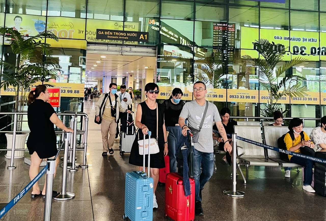 Giá vé máy bay Tết 2024 cao ngất ngưởng, nhiều chặng đã hết vé